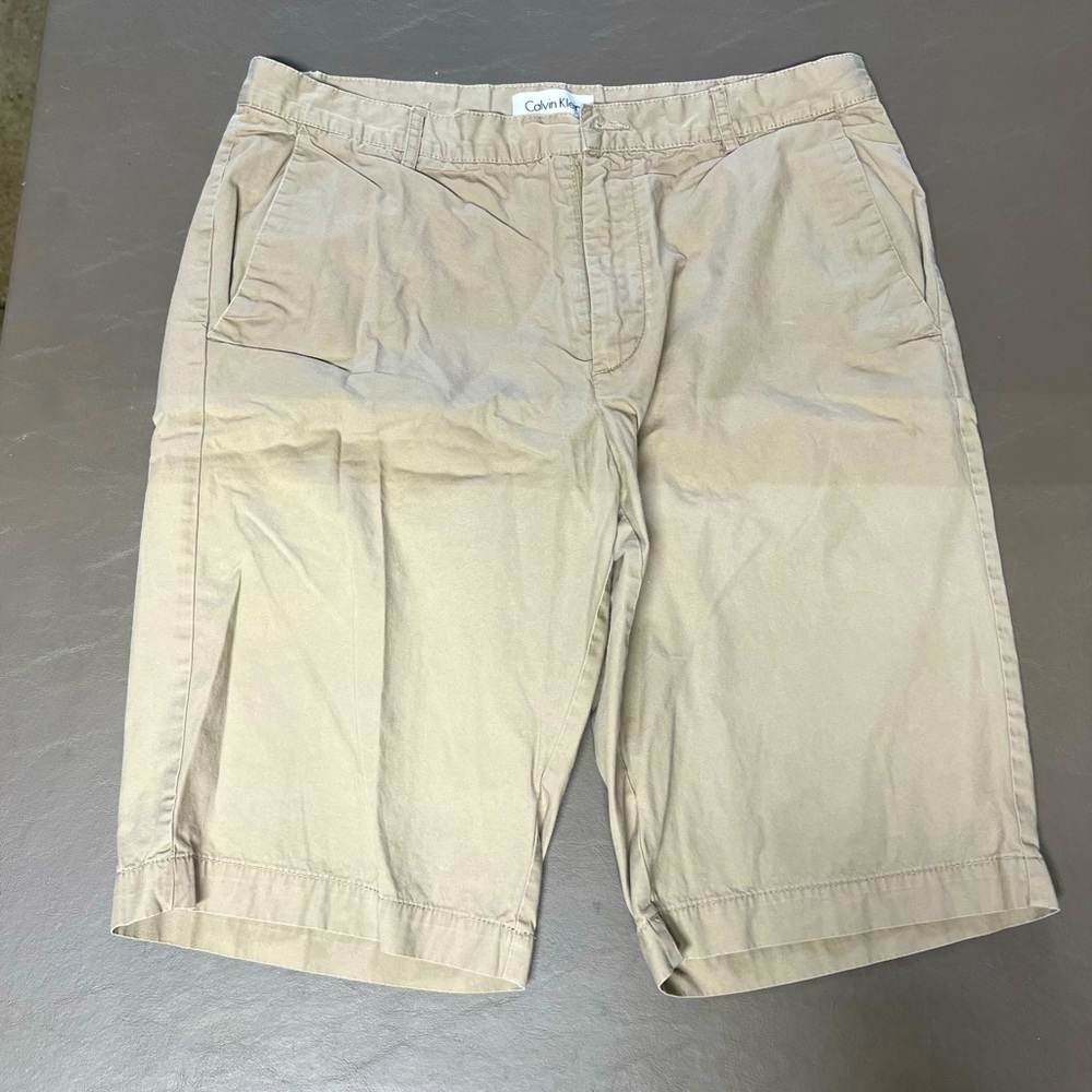 Calvin Klein flat front Light Khaki Shorts, men’s 32